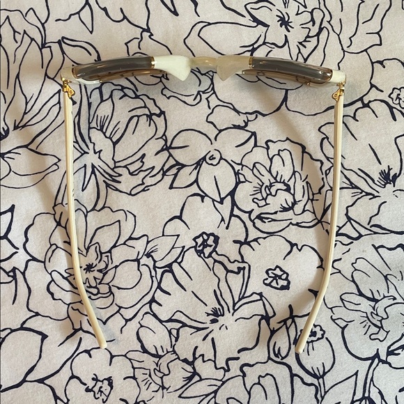 Tory Burch Cream with gold accents Oversized Sunglasses with case & cloth - Picture 7 of 15